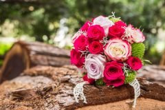 Brautstrauss-auf-Baumstumpf-Rosen-im-Japanischen-Garten-Leverkusen1
