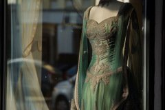 edles grünes henna-kleid an einer schaufensterpuppe auf weißem hintergrund Job ID: 33fda5d8-2a3d-4976-a3d3-32016d924164