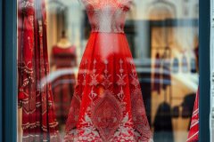 rotes_henna-kleid_auf_einer_schaufensterpuppe_auf-2-Gross