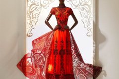 rotes_henna-kleid_auf_einer_schaufensterpuppe_auf_we_8a37ad35-952a-44e5-b6c7-f511938de787-Gross