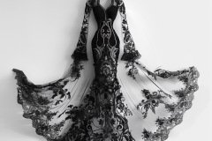 schwarzes_henna-kleid_an_einer_schaufensterpuppe_auf_2-Gross