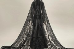 schwarzes_henna-kleid_an_einer_schaufensterpuppe_auf_3-Gross
