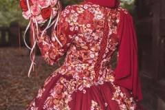 tuerkische-braut-mit-henna-kleid-und-brautstrauss