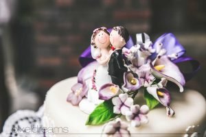 braut und bräutigam schneiden hochzeitstorte bei ihrer hochzeitsfeier pixeldreams