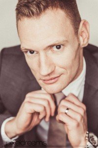 Bräutigam im Anzug richtet seine Gravatte, Fossil Uhr, Hochzeitsshooting, Standesamtshooting, marokkanisch-deutsch, pixeldreams