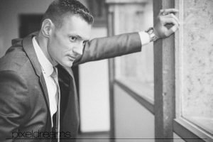 Standesamt Fotos Dennis der Bräutigam, Anzug, Hochzeitsfoto im Schwarzweiß-Vintage-Look