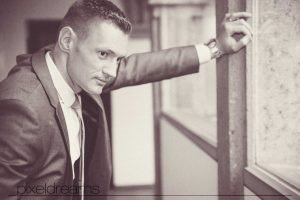 Standesamt Fotograf Dennis der Bräutigam, Anzug, Hochzeitsfoto im Vintage-Look