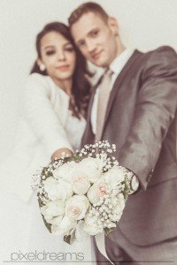 Standesamt Fotograf Braut und Bräutigam mit Brautstrauß, Hochzeitsfotografen aus Köln