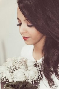 Braut mit Brautstrauß und tollem Brautmakeup - Brautstyling - Marrokanerin - hübsch Köln Rathaus Standesamt