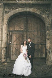 Hochzeitsfotografie vor dem Gutshof der Kommandeursburg in Kerpen Blatzheim.