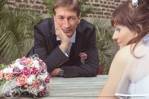 Bräutigam schaut die Braut verliebt an.