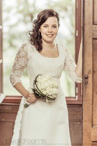 Grübchen, Braut mit Brautstrauß, Hochzeitsfotograf in Köln, Brautkleid, Schloss Braunsfeld