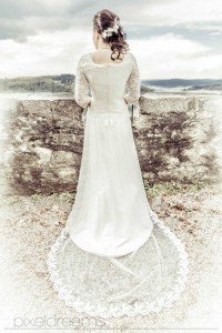 Ein traumhaftes Brautkleid, Rücken der Braut, Rückansicht, HDR, Hochzeitsfotograf, Hochzeitsbilder, Braunsfeld