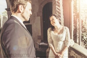 Braut und Bräutigam schauen sich verliebt an - Hochzeitsfotografie Köln