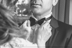 braeutigam-groom-standesamt-shooting-anzug-fliege-braut-papyon-villa wall-sauerland