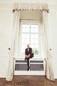 bräutigam sitzt cooler pose im schloss am fenster - pose cool anzug schuhe bräutigam