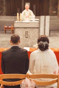 kirchliche trauung in der kirche, der braut und dem bräutigam, vor dem pastor, priester, pfarrer