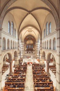darstellung vom kirchenschiff, mittelschiff, seitenschiff, langhaus, querhaus, vierung, binnenchor und apsis. braut bräutigam und hochzeitsgäste werden von vogelperspektive gezeigt