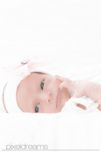 baby-zwilling-wach-blaue-augen-rosa-soft-pastellfarbe-sauerland-mk-maerkischerkreis-babyshooting