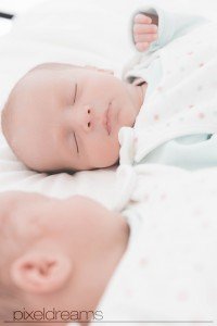 zwillinge-huebsch-neugeboren-newbornshooting-neugeborenenshooting-schlaf-fotograf-koeln-babyshooting