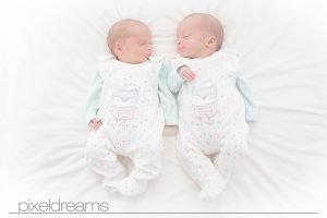 zwillinge-maedchen-tuerkisch-koeln-babyshooting-bettlaken-vogelperspektive