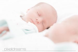 babyshooting-zwillinge-schlaf-anblick-augenhoehe-foto-frontal-seitlich-weiss-hell-rheinland-nrw