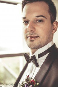 Braeutigam-Fliege-Anzug-Fotograf-Hochzeit-Vintage-Hochzeitsreportage