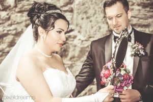 Braut-Braeutigam-Brautstrauss-Spiegel-Viktorianisch-Barrock-Schloss-Rustikal-Pose-Posing-Ehepaar-Fotograf-Fotografie-Hochzeitsvideoreportage-Hochzeitsfotoreportage