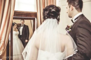 Braut-Braeutigam-Schleier-Vintage-Retro-Schloss-Spiegel--Hochzeitsreportage-Hochzeitsfotograf-Hochzeitsvideograf
