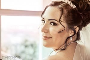 Braut-Brautfrisur-Diadem-schoen-Hochzeit-Shooting