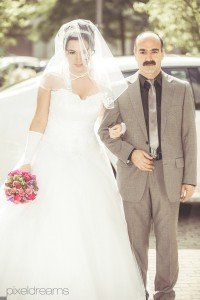 Braut-Vater-Kirche-Brautstrauss-Hagen-Hochzeitsfotograf-Hochzeitsvideograf-Hochzeitsreportage-Romantisch