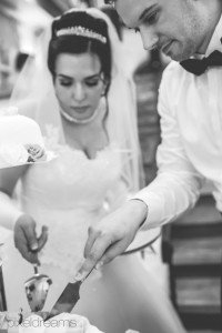 Hochzeitstorte-Hochzeitsfotoreportage-Hochzeitskuchen-Braut-Braeutigam-romantisch-Torte-Hochzeitsfeier-Fotograf-Fotografie