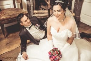 Schloss Hohenlimburg-Hochzeitsfotograf-Hohenlimburg-Hagen-Braut-Braeutigam-Brautstrauss-Kamin-Schloss-Hochzeitsreportage