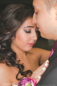 eine romantische pose mit dem Brautpaar - Hochzeitsfotos wurden durch pixeldreams im historischen Rathaus gemacht