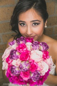 Braut pose mit Blumenstrauß / Brautstrauß - tolles Braut Make-Up und Braut Frisur