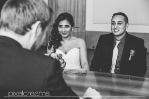 Braut und Bräutigam sitzen vor dem Standesbeamten und lassen sich gleich trauen - die reportage erfolgt durch unseren hochzeitsfotografie pixeldreams