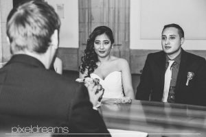 Braut und Bräutigam sitzen vor dem Standesbeamten und lassen sich gleich trauen - die reportage erfolgt durch unseren hochzeitsfotografen von pixeldreams