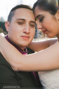 Bräutigam im Fokus - eine moderne pose im romantischem Look - so müssen hochzeitsfotos aussehen