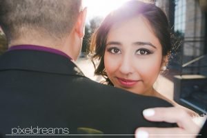 Hochzeitsshooting - Braut posiert im Park der Zoo Flora im gegenlicht der Sonne, wundervolles Braut Make up und Brautfrisur -
