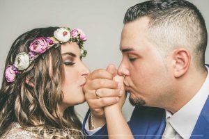 Braut und Bräutigam küssen sich die hände
