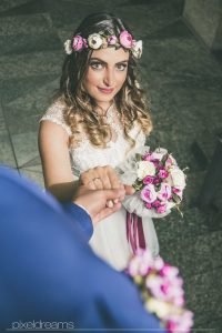 braut und bräutigam geben sich die hand