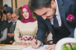 gelbe-villa-kreuztal-unterschrift-standesamt-pixeldreams-hochzeitsfotograf