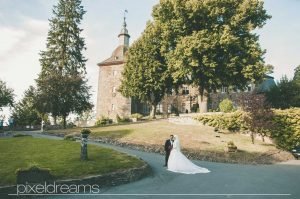 burg-schnellenberg-hof-attendorn-hochzeitsfotos-hochzeitsfotograf-pixeldreams-koeln-brautkleid-hochzeit