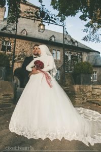 burg-schnellenberg-hof-attendorn-hochzeitsfotos-hochzeitsfotograf-pixeldreams-koeln-brautkleid-hochzeit