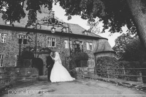 burg-schnellenberg-attendorn-hochzeitsfotos-hochzeitsfotograf-pixeldreams-koeln-brautkleid-hochzeit