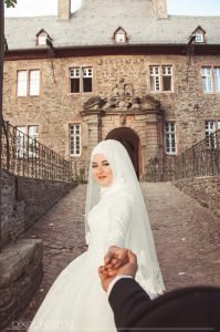 burg-schnellenberg-attendorn-hochzeitsfotos-hochzeitsfotograf-pixeldreams-koeln-brautkleid-braut-hochzeit