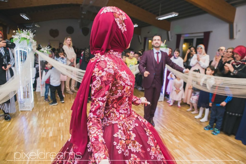 Hochzeitsfotograf-Siegen-Kreuztal-Gelbe Villa-Dreslers Park-Braut Braeutigam-Brautkleid-Henna-Hennaabend