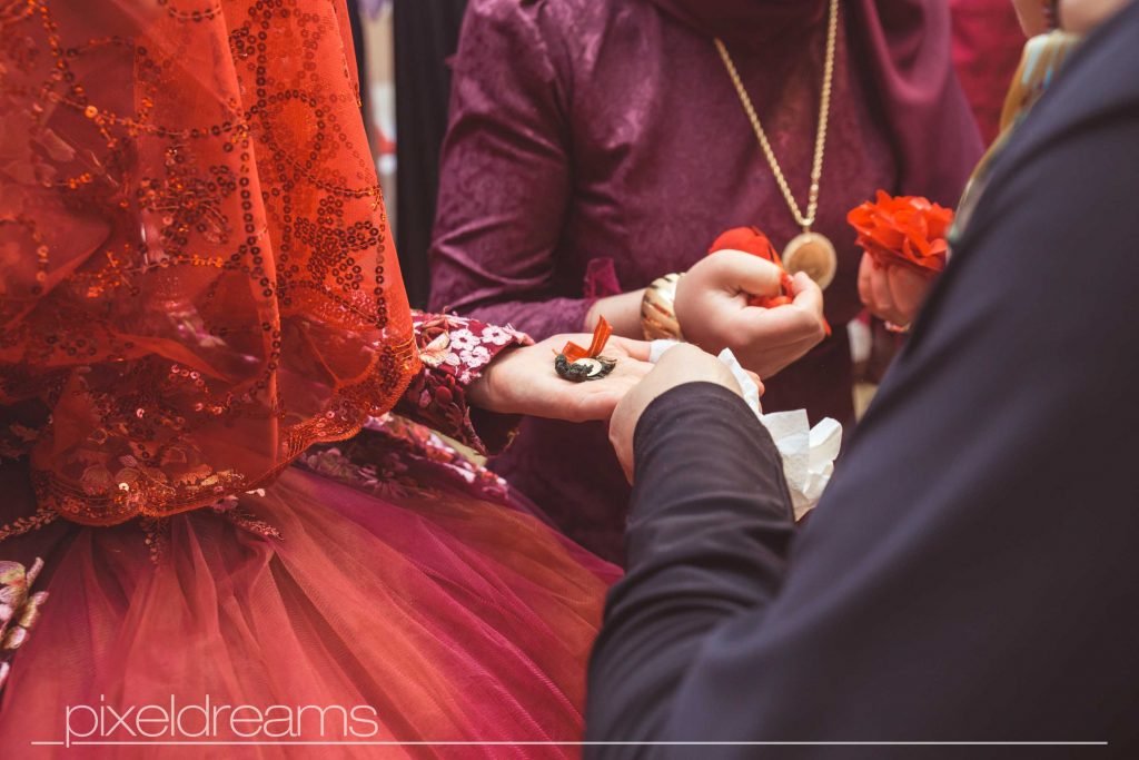 Henna Abend – Anbringung von Henna auf Händen