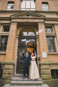 gelbe-villa-kreuztal-trauung-standesamt-hochzeitstauben-pixeldreams-hochzeitsfotograf