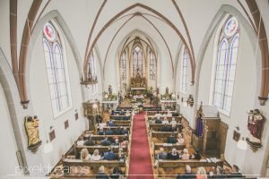 St. Antonius Kirche in Swisttal. Hochzeitsfoto vom Hochzeitsfotografen Pixeldreams, der Kirche aus der Vogelperspektive während der kirchlichen Trauung